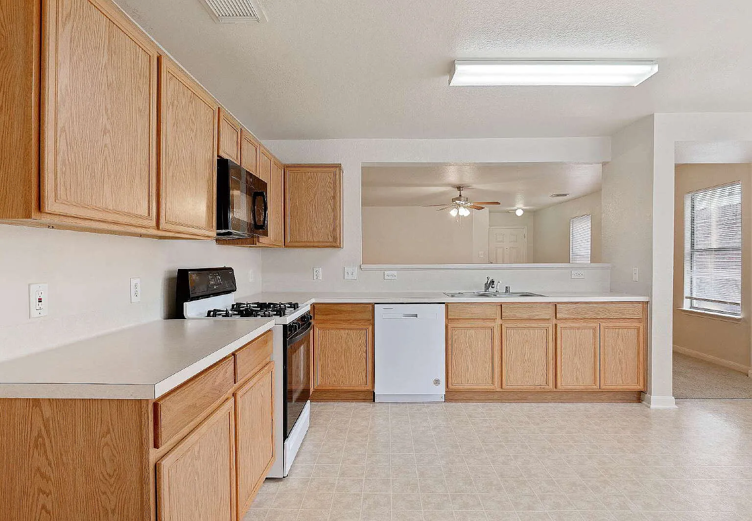 3 bed, 2.0 bath, 1445 sqft, $1,750 — Photo 2