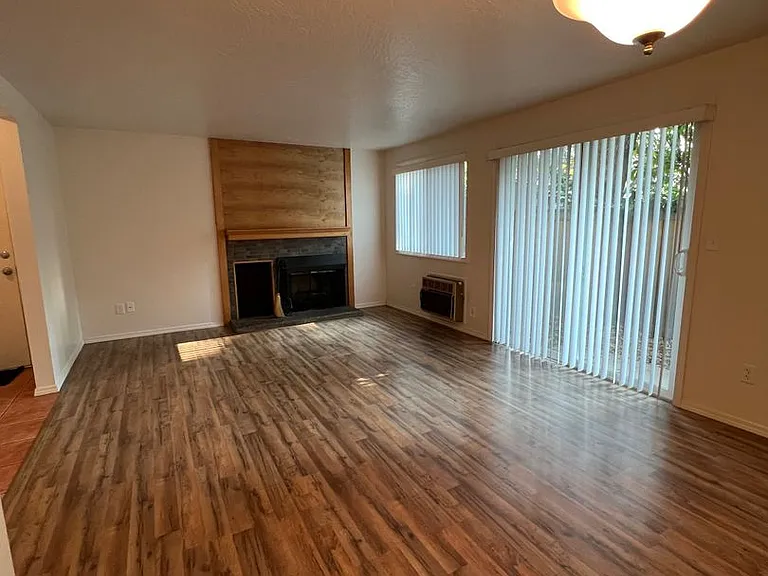 3930 Lake Grove Ave #1C — Photo 2
