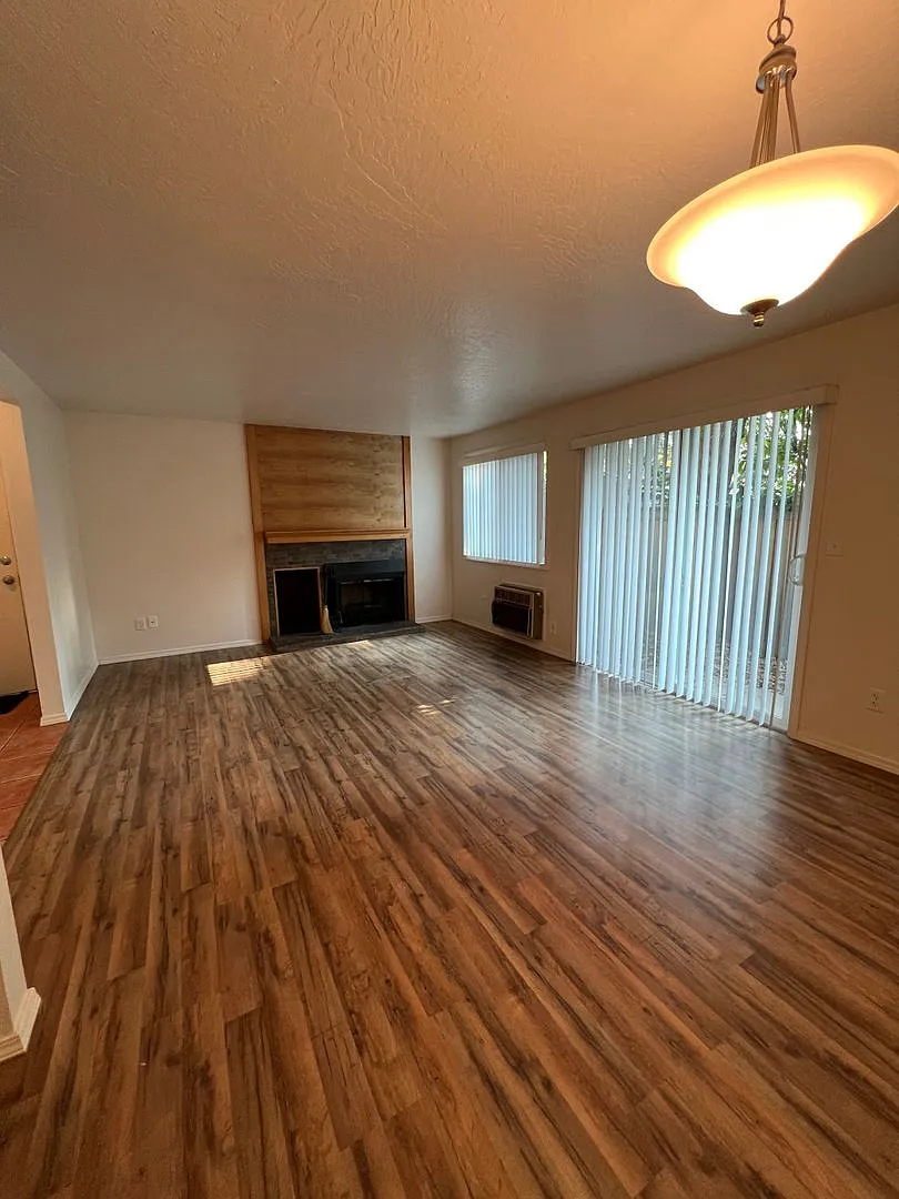 Building Photo - 3930 Lake Grove Ave #1C