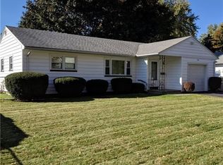 8 Sprucewood Ln, Rochester, NY 14624