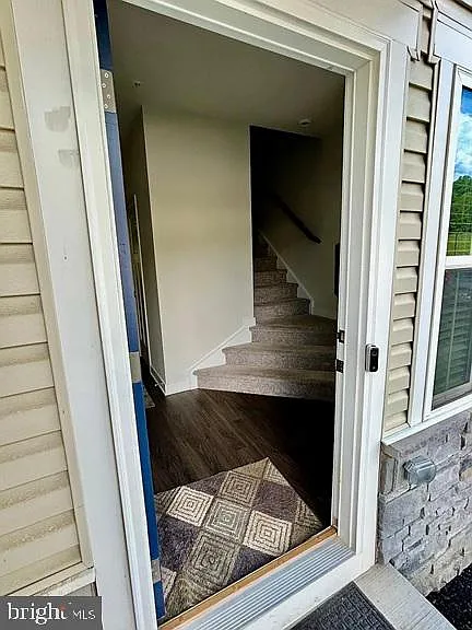 3 bed, 3.5 bath, 2260 sqft, $3,300 — Photo 2