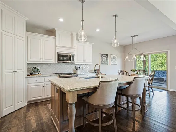 19005 Deer Run St, Spring Hill, KS 66083