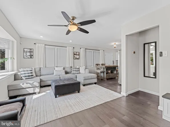 18 Raeburn Ln, Willingboro, NJ 08046