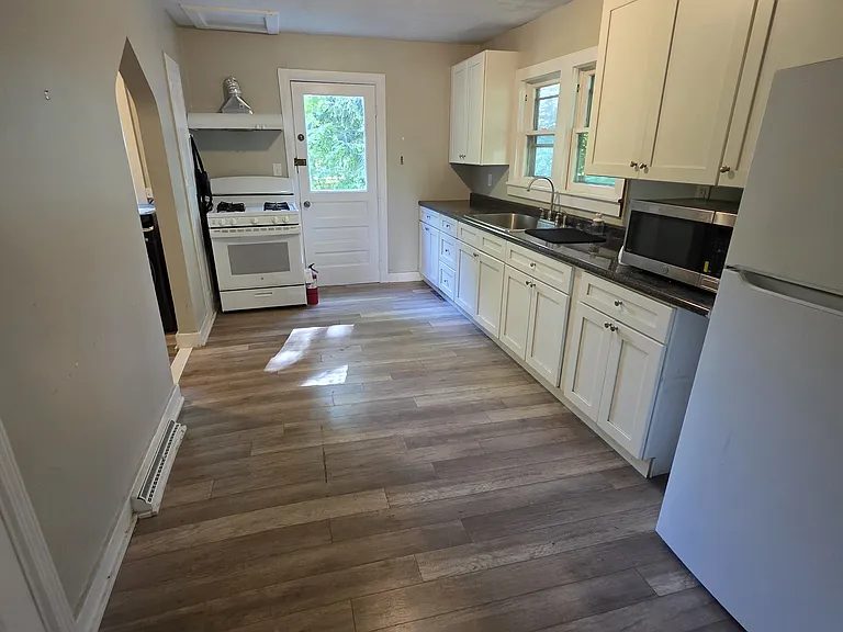 21 Bartlett Ave — Photo 3