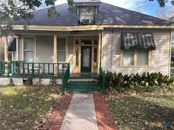 402 E Ireland St, Seguin, TX 78155