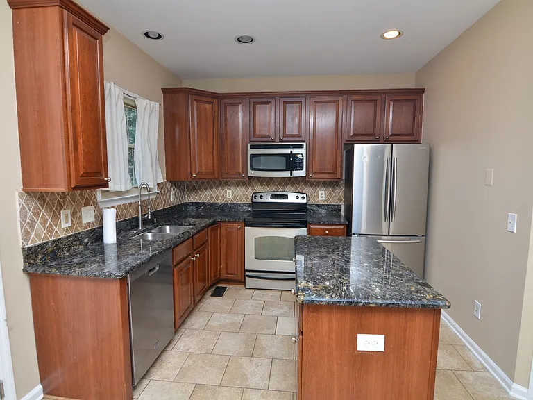 511 Prince Of Wales Ct — Photo 9
