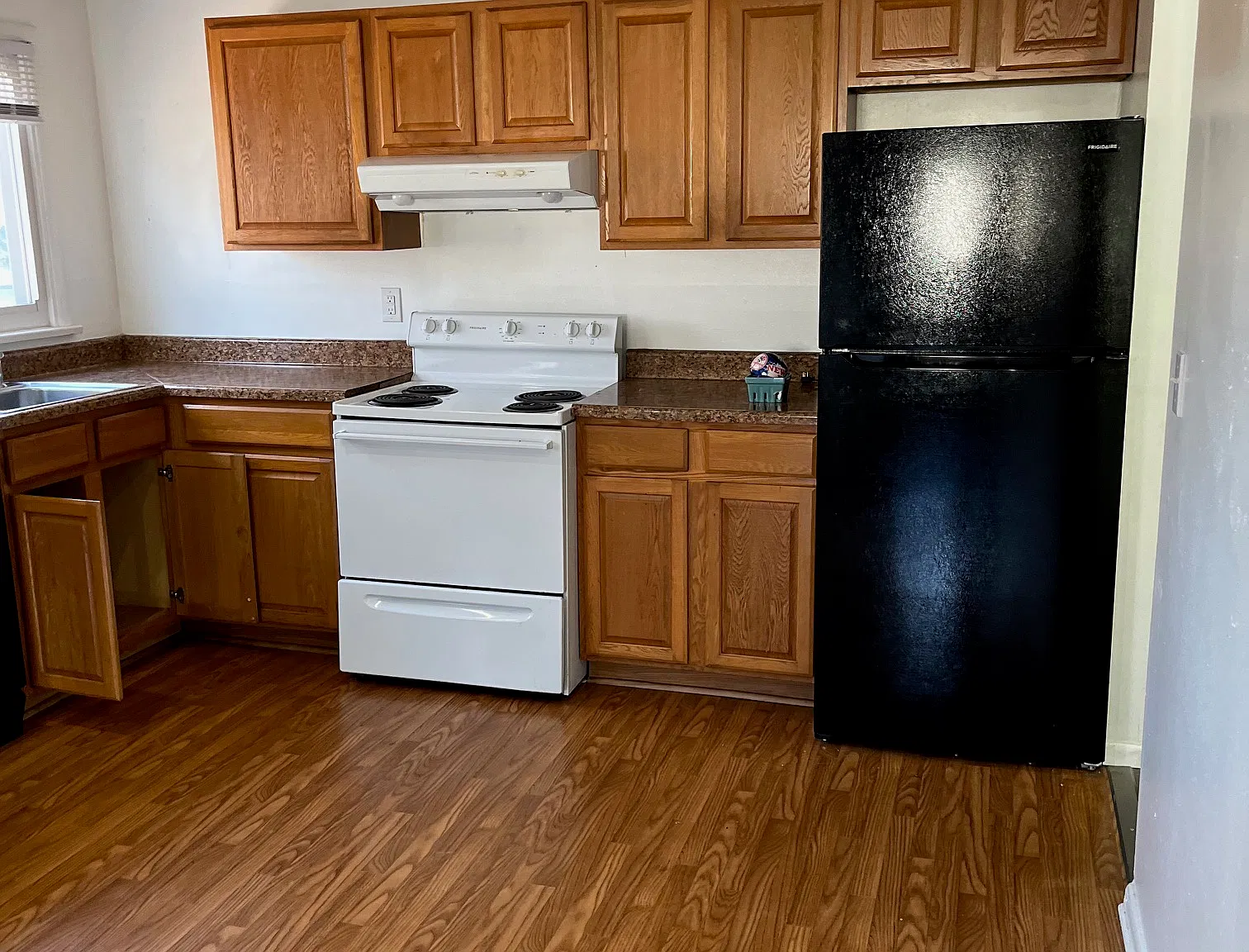 3 bed, 900 sqft, $2,500 — Photo 2