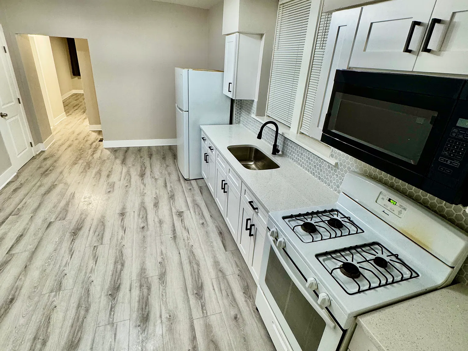 3 bed, 1100 sqft, $1,650 — Photo 2