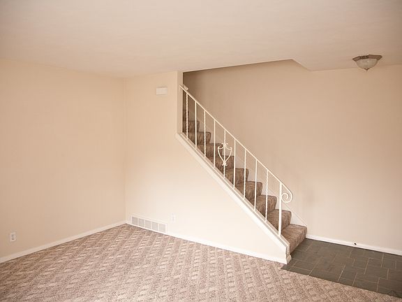 4th image of 205 Eisenhower Dr APT 2