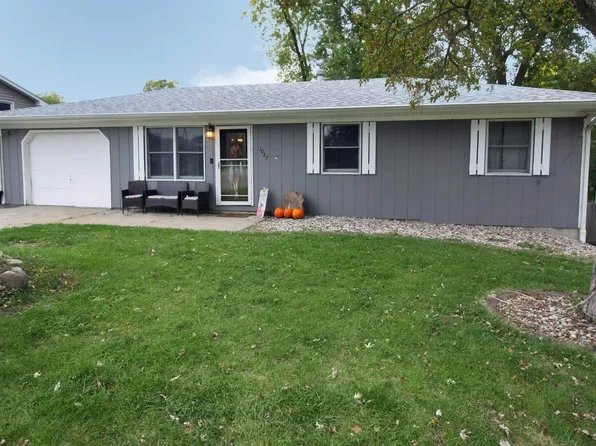 1027 Reynolds St, Le Claire, IA 52753