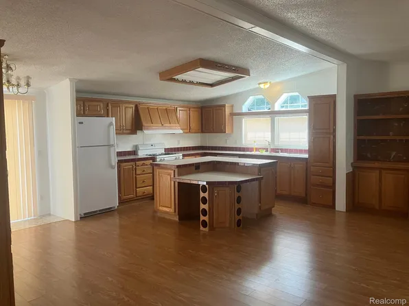 443 E Pondview Dr, Morrice, MI 48857