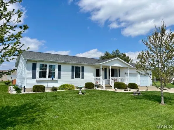 18445 Oak Dr, Carlyle, IL 62231