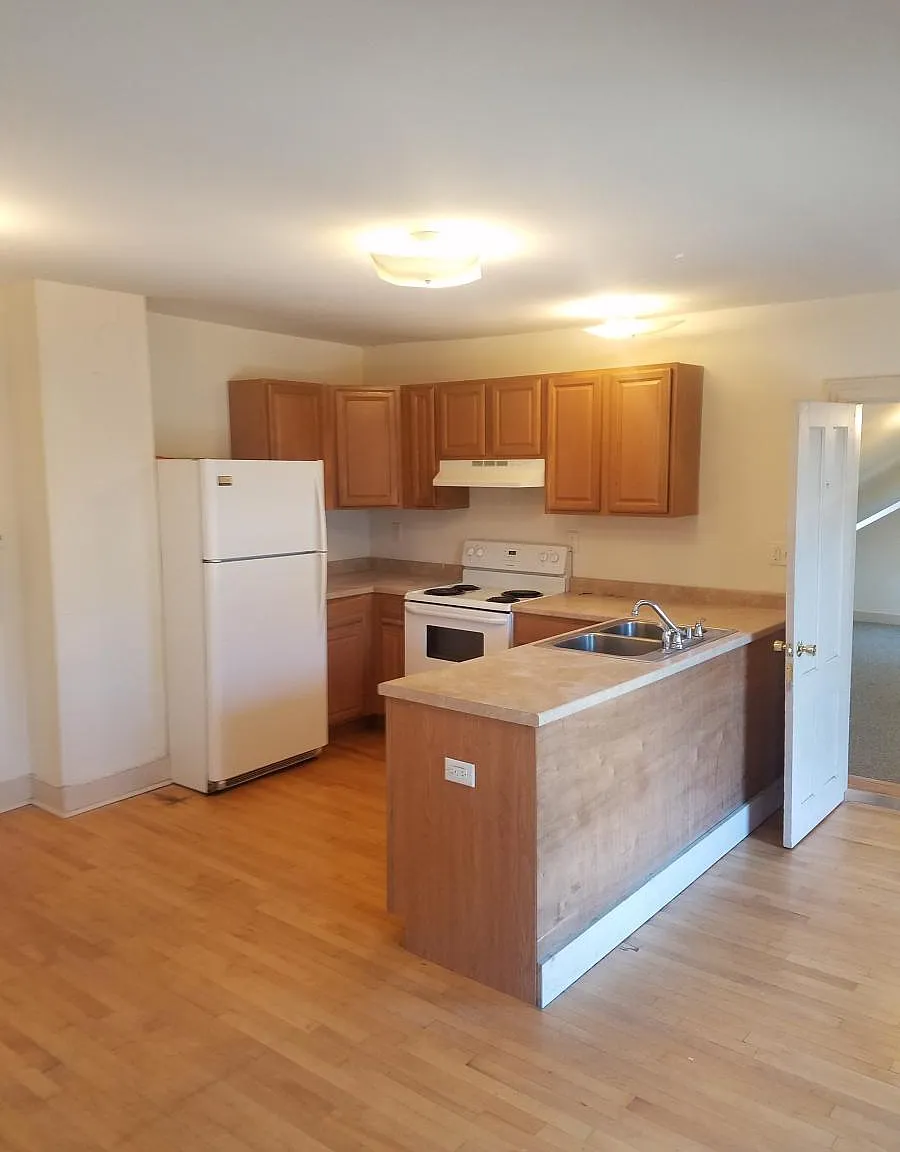 4 bed, 1440 sqft, $4,300 — Photo 2