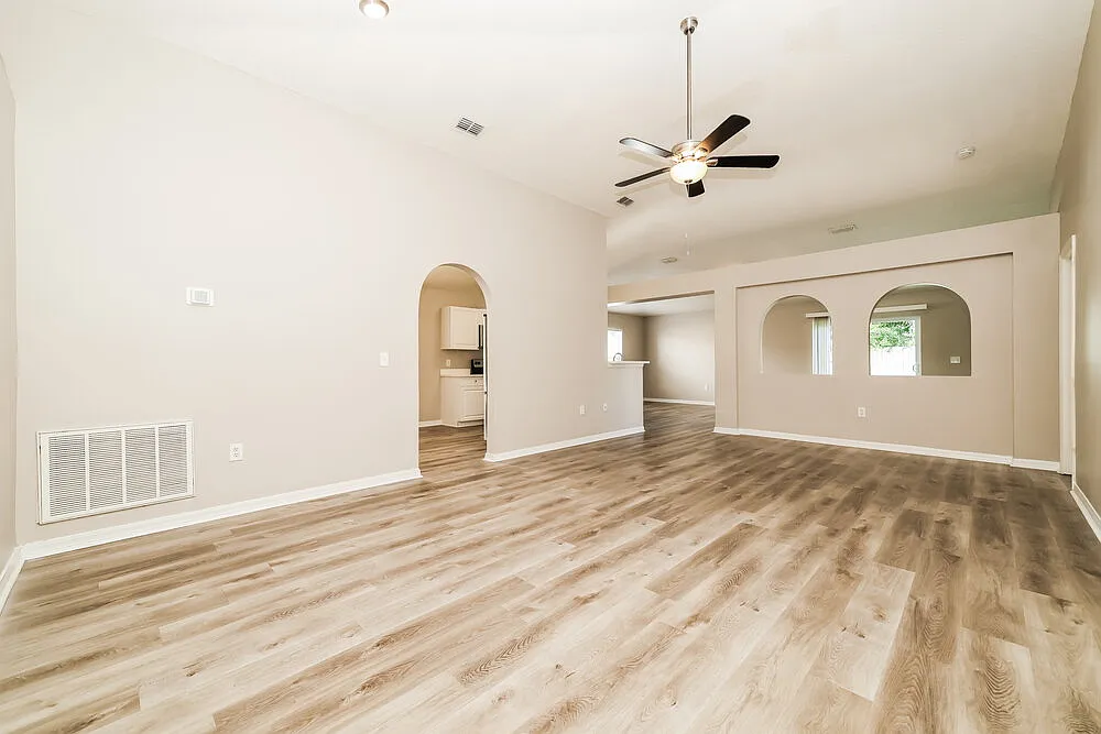 3 bed, 2.0 bath, 1874 sqft, $2,105 — Photo 4