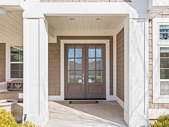 2nd image of 2137 Lake View Cir