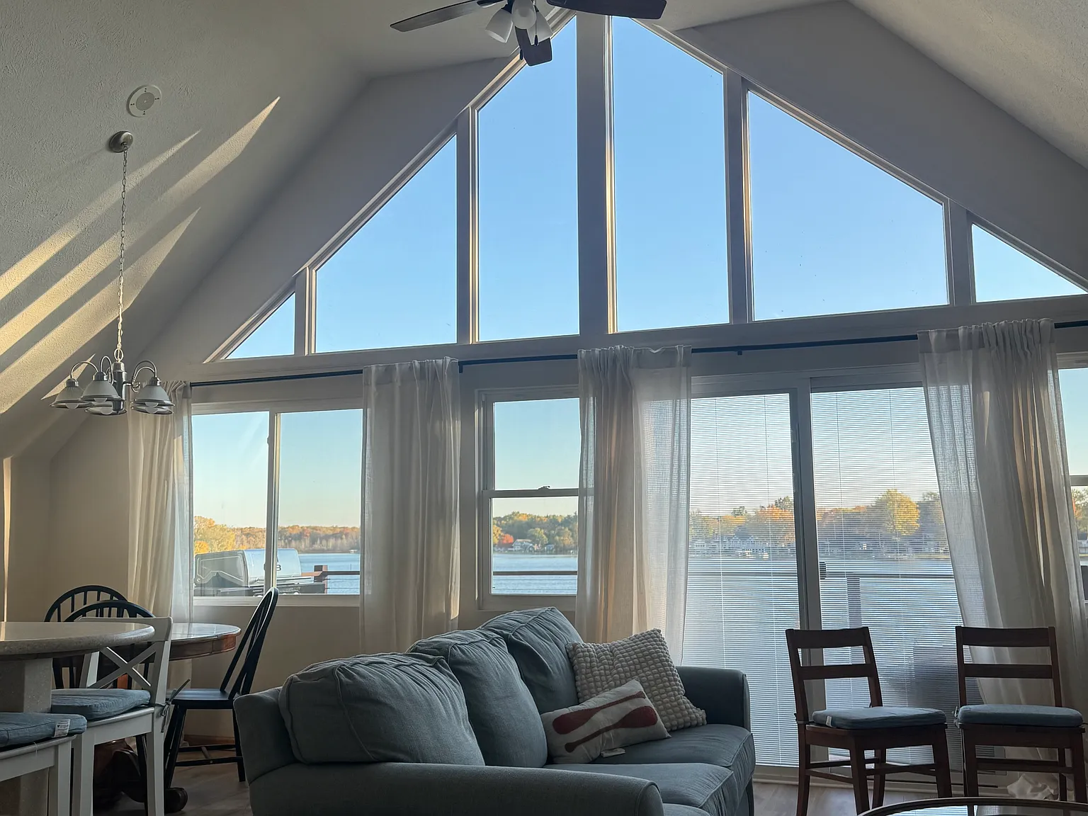 3 bed, 2144 sqft, $2,500 — Photo 2