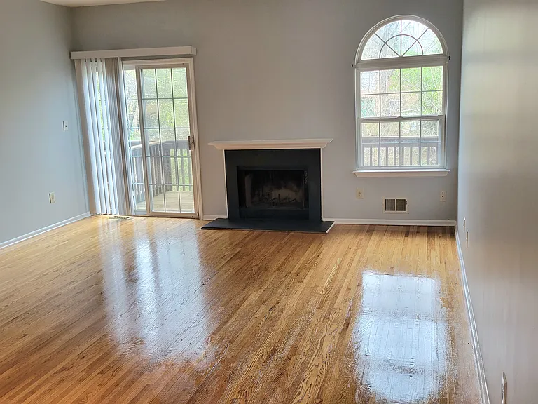 1114 Oakcroft Ln — Photo 3