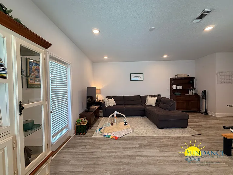 1015 McLaren Cir — Photo 4