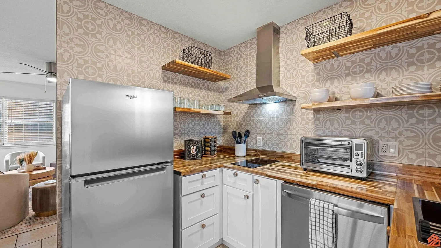 3 bed, 1.0 bath, 16791 sqft, $2,918 — Photo 3