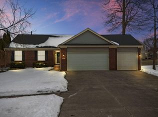 9417 Sandlewood Dr, Whitmore Lake, MI 48189