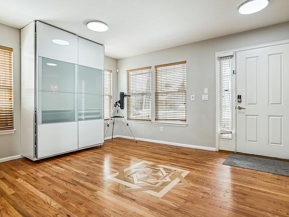Entrance/living room