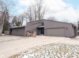 2009 S Berry Dr, Appleton, WI 54915