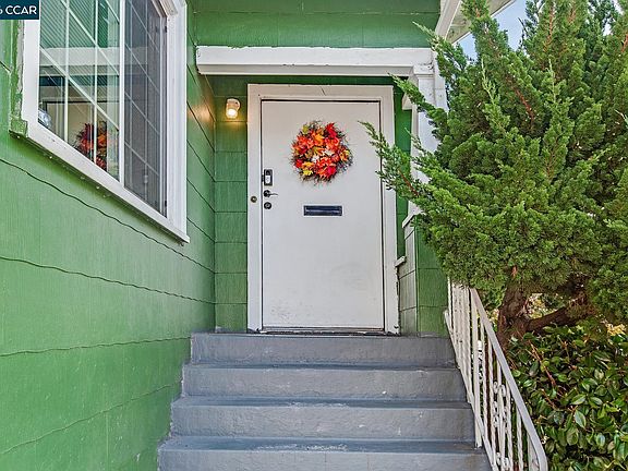 3rd image of 985 39th St