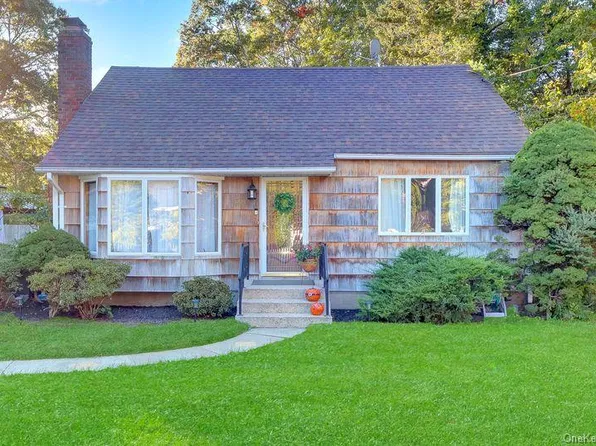 52 Linden Lane, Shirley, NY 11967