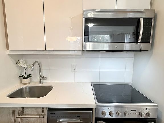 4th image of 140 Springhurst Ave #43