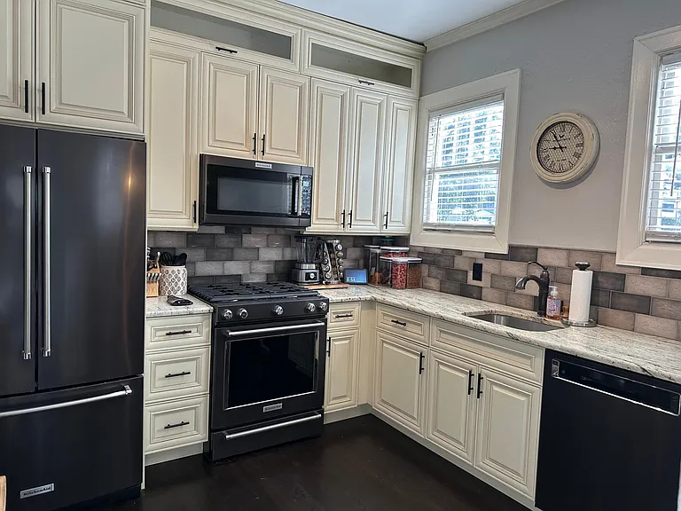 702 W Warren Ave — Photo 4