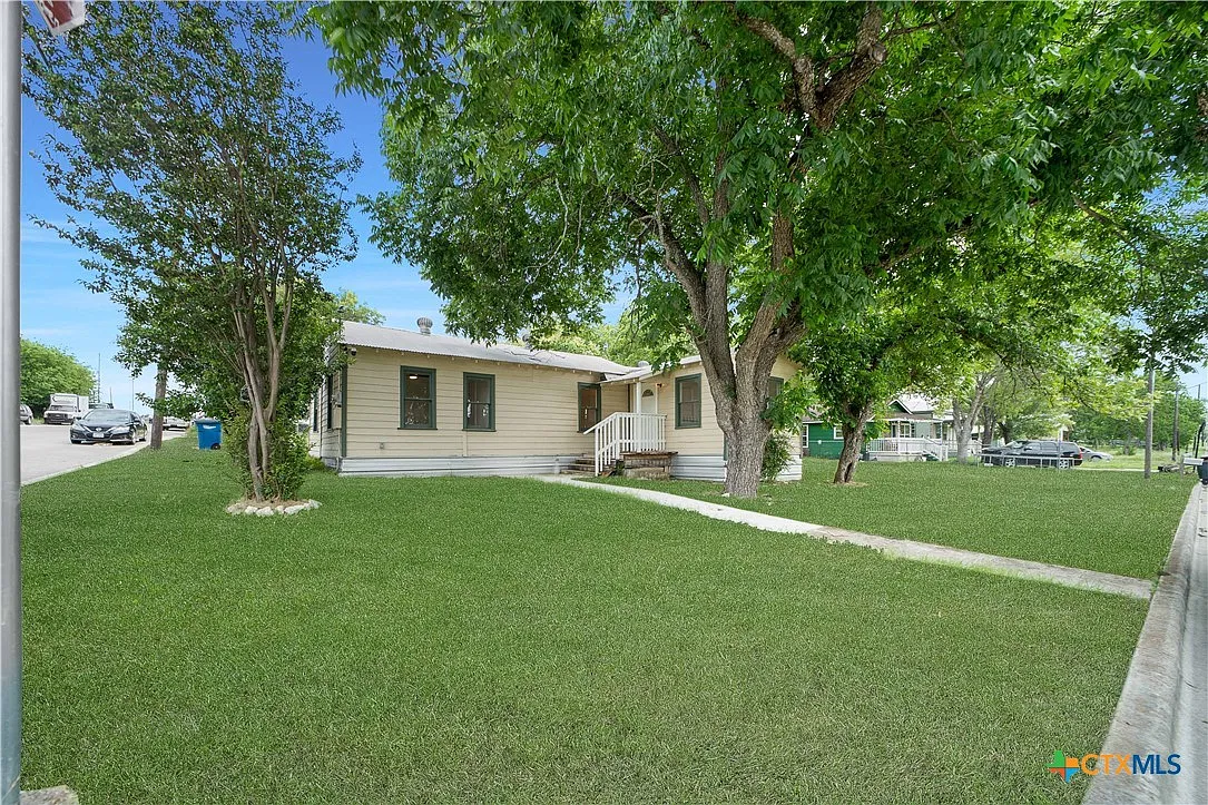 3 bed, 2.0 bath, 866 sqft, $1,400 — Photo 2