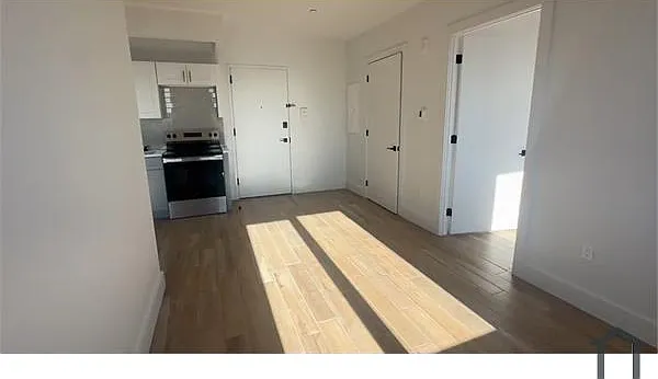 3 bed, 1000 sqft, $2,816 — Photo 3