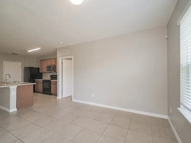 218 SE 8th St — Photo 3