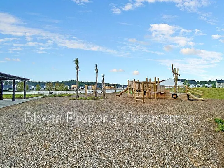 451 Carrara Dr — Photo 53