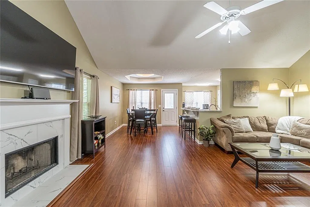 4 bed, 2395 sqft, $2,780 — Photo 3