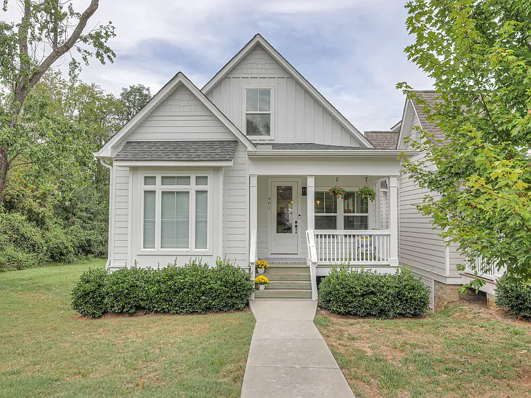 901 Curdwood Blvd — Photo 1