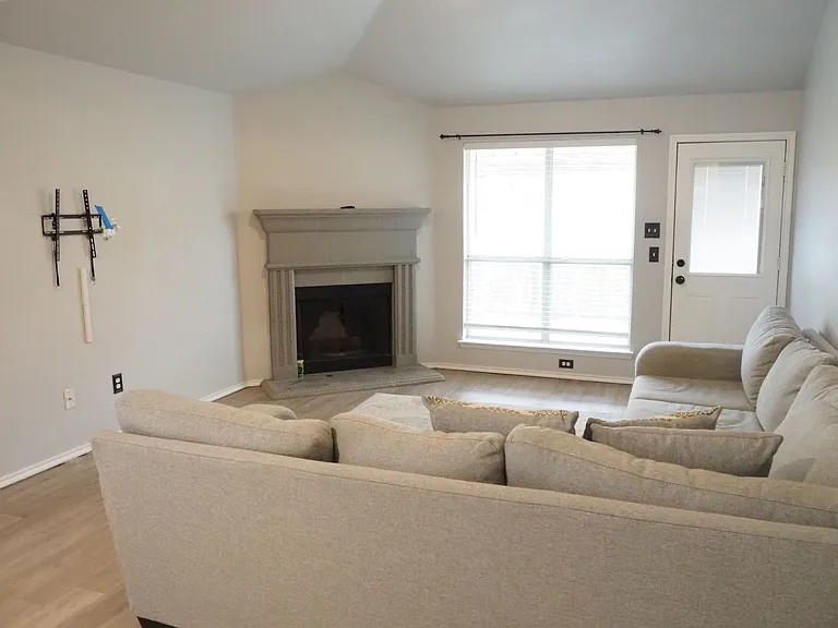 511 Lonestar Park Ln — Photo 7
