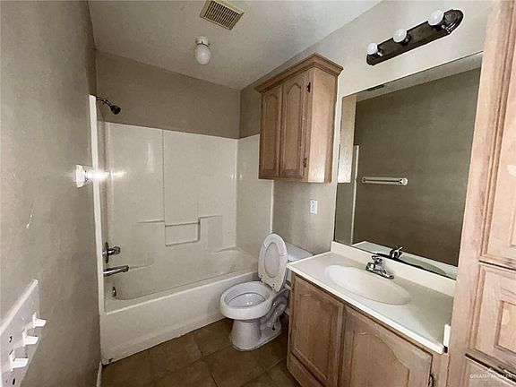 2nd image of 515 La Mancha Dr #4