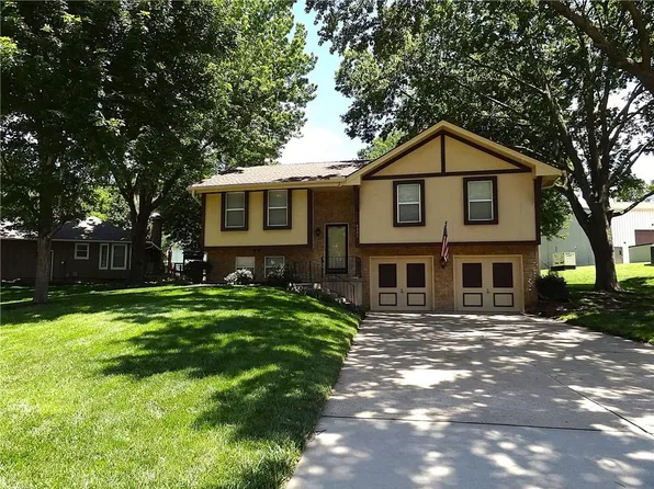 6807 Orchard St, Pleasant Valley, MO 64068