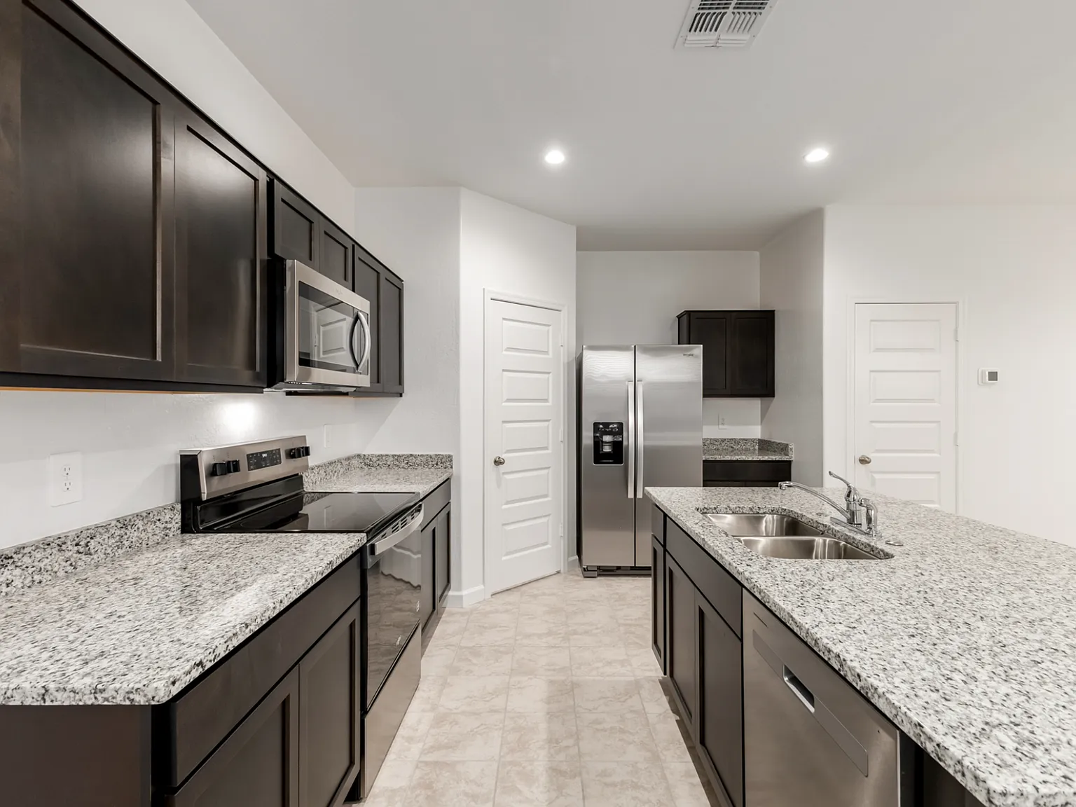 4 bed, 1967 sqft, $2,595 — Photo 4