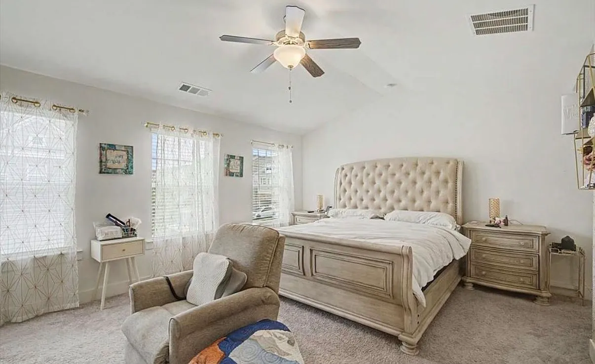 3 bed, 1940 sqft, $3,000 — Photo 2