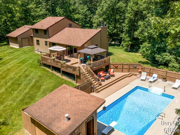 3161 Emberwood Dr SE, Lowell, MI 49331