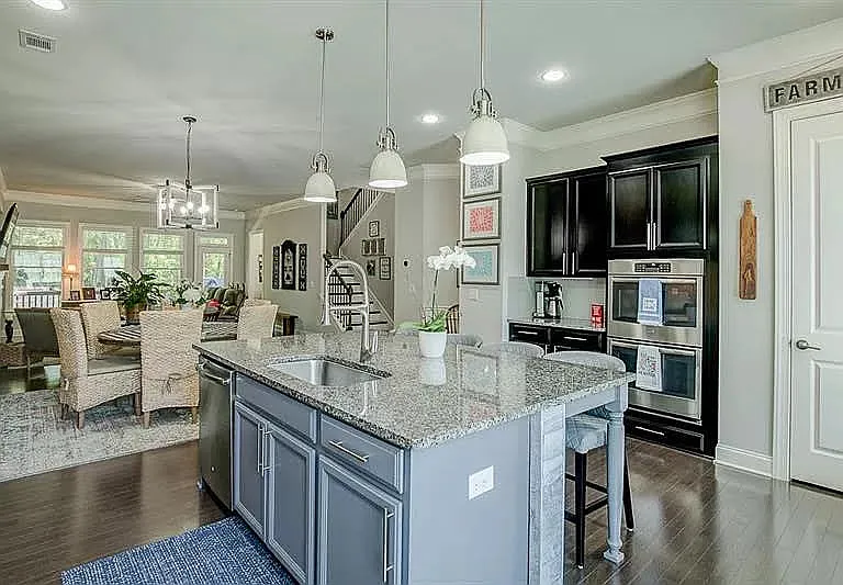 561 Suwanee Pass Trl — Photo 2