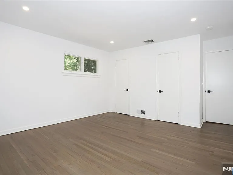 105 Hollywood Ave — Photo 16
