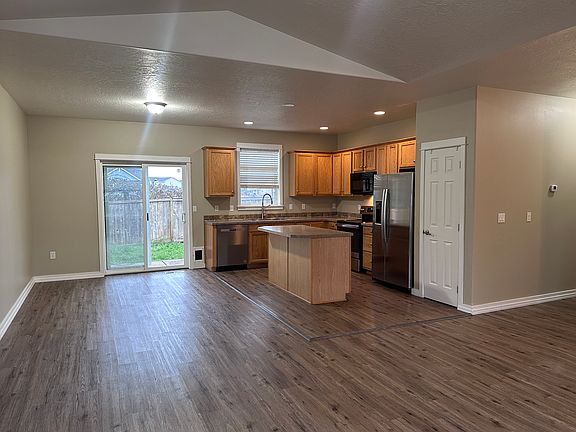 Fully equipped, spacious kitchen.