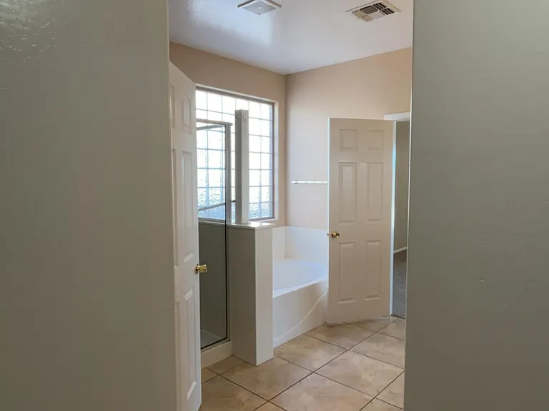 6037 S 30th Dr — Photo 5
