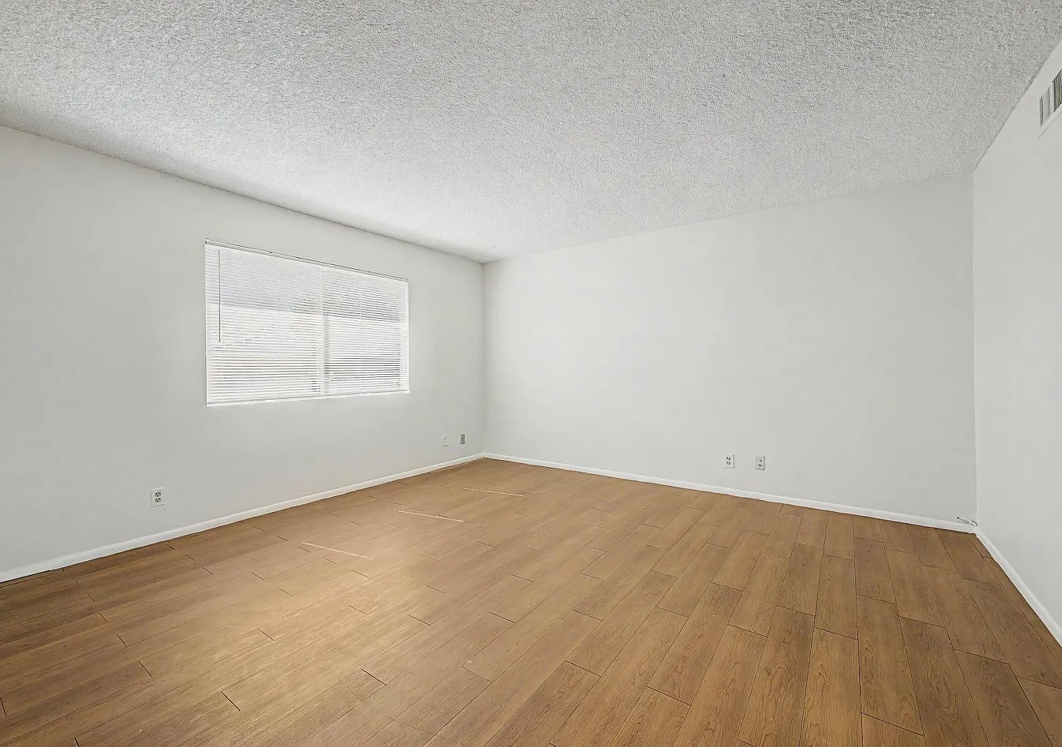 3 bed, 2.0 bath, 1176 sqft, $1,999 — Photo 3