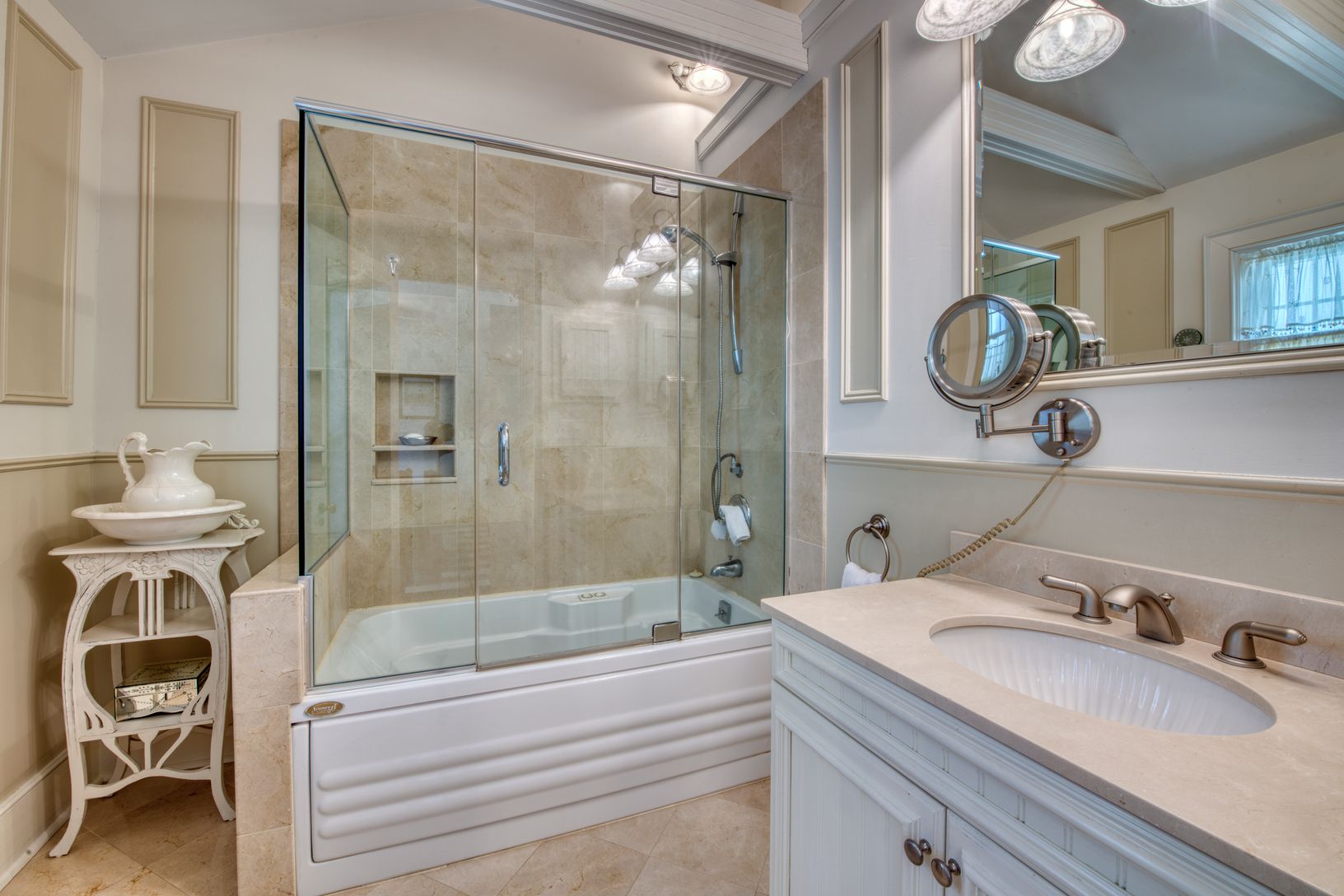  Primary En-suite Bathroom with Full Bathtub and Shower