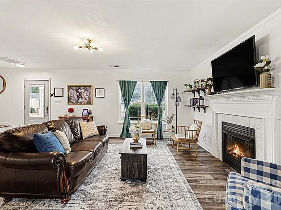 4th image of 1636 Clooney Ln