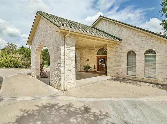 3rd image of 2207 Caroline Ct